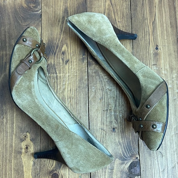 Levity Womens size 9.5M nary heels tan suede - Picture 5 of 9